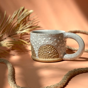 La tasse lune. Poterie céleste sculptée à la main. Tasse à café en grès moulé au jet de roue. Blanc argile brute. image 1