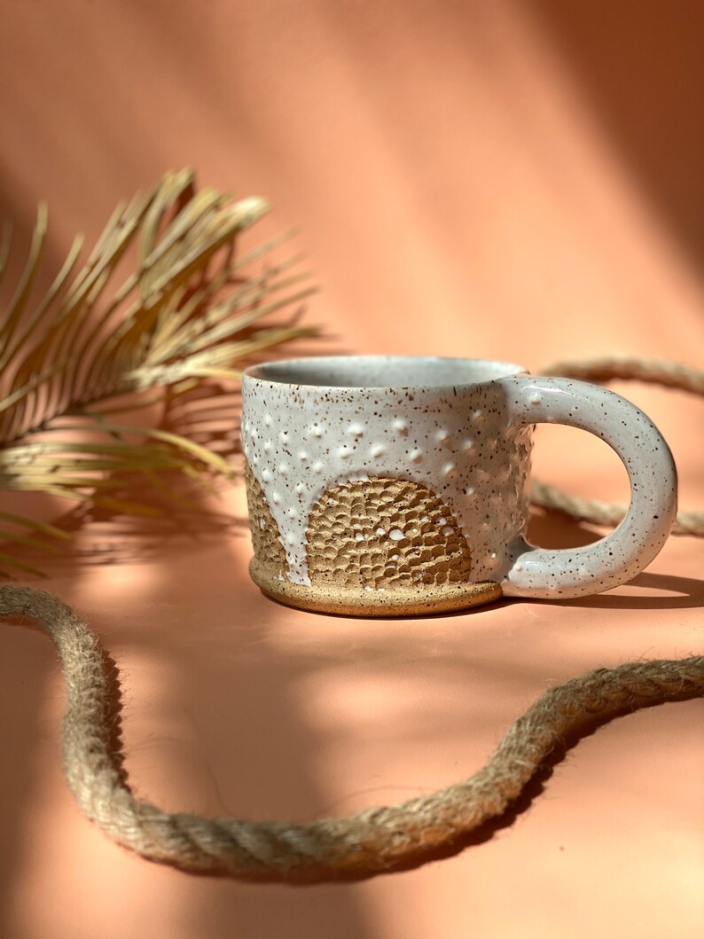 La tasse lune. Poterie céleste sculptée à la main. Tasse à café en grès moulé au jet de roue. Blanc argile brute. image 1