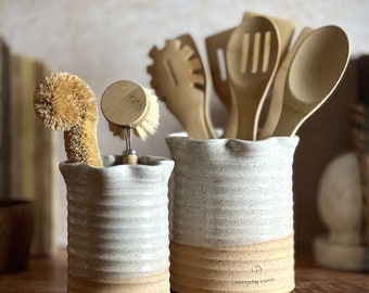 Ensemble de deux pots-ustensiles en grès blanc | Organisation de cuisine en poterie faite main | Porte-ustensiles pour décoration de cuisine cottagecore français.