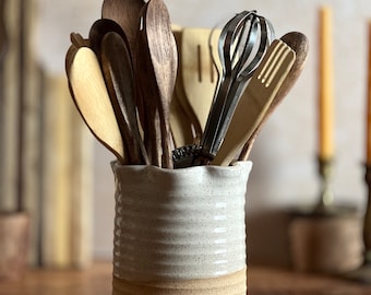 Grand porte-ustensiles. Pot à ustensiles de poterie en grès fait main. Décoration de comptoir de cuisine, organisateur de comptoir.