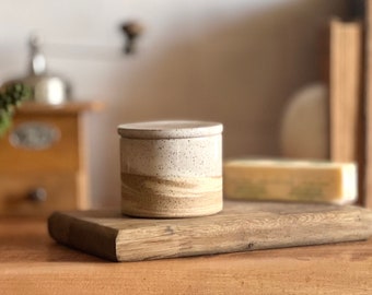 Beurrier français en céramique marbrée | Décoration de cuisine moderne faite main en poterie blanche et beige | Cadeau de pendaison de crémaillère pour une nouvelle maison