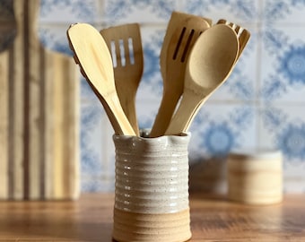 Porte-ustensiles de ferme moyen. Décoration de cuisine de ferme en poterie faite main. Pour l'organisation de comptoir de cuisine provinciale française Cottagecore.