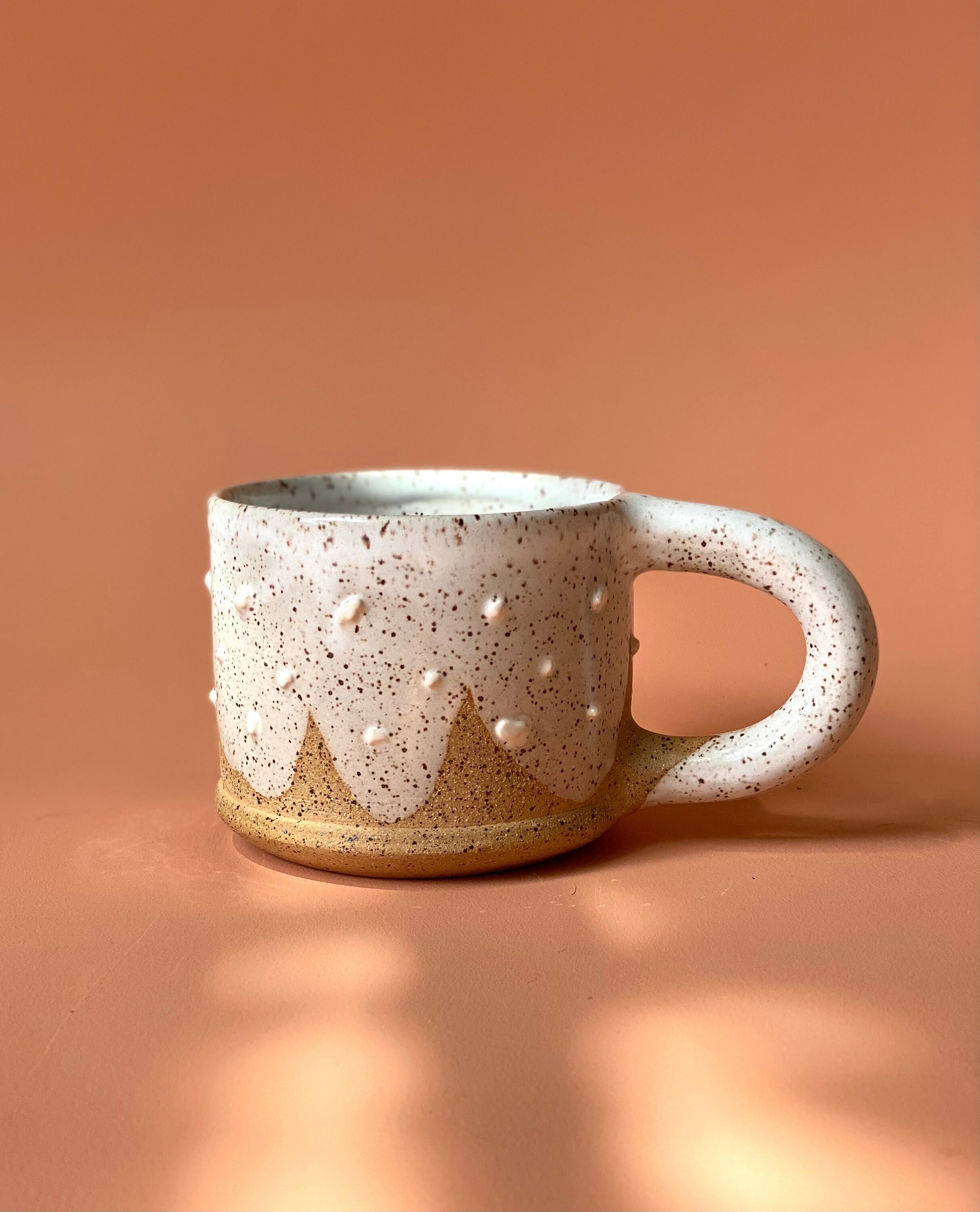 Mug Blanc Moucheté Ludique. Poterie Boho Moderne Blanche Simple. Tasse à Café en Céramique Faite La 