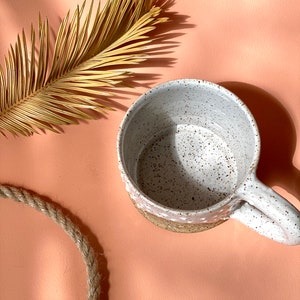 La tasse lune. Poterie céleste sculptée à la main. Tasse à café en grès moulé au jet de roue. Blanc argile brute. image 2