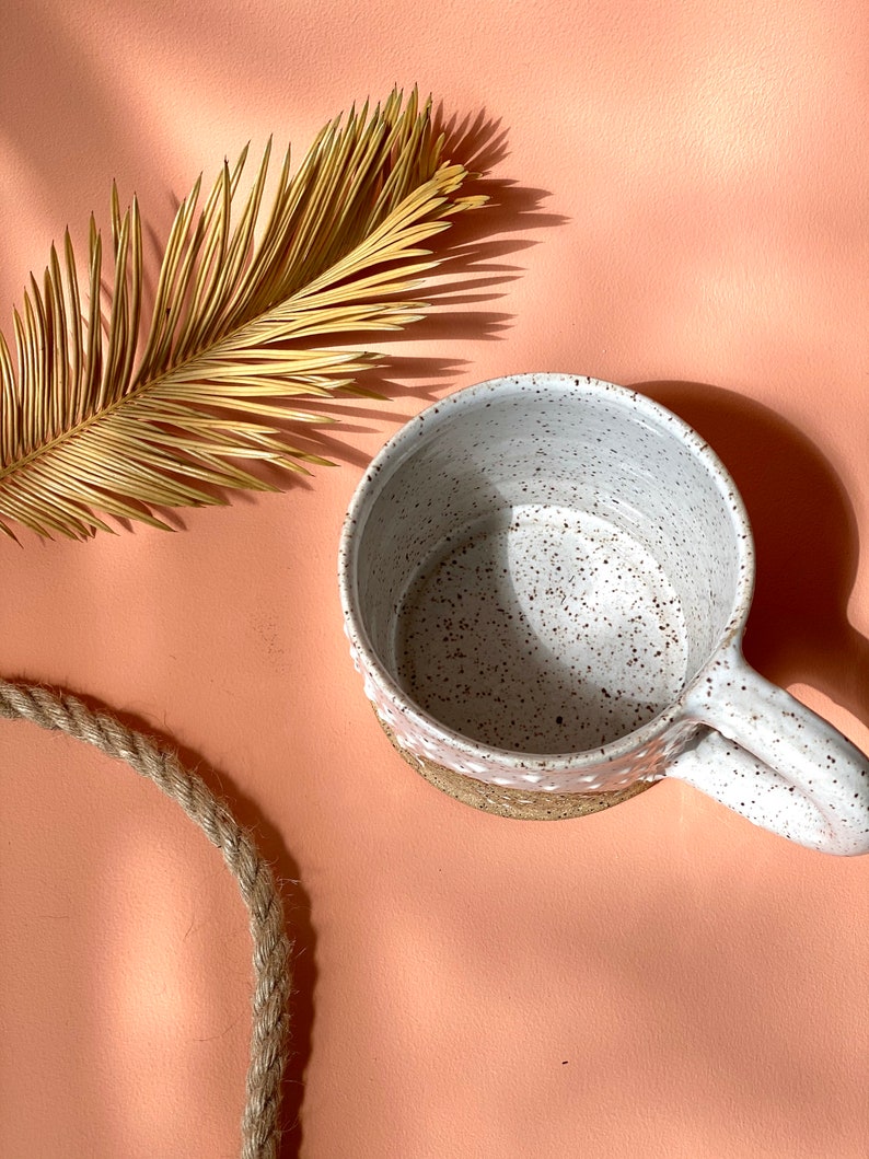 La tasse lune. Poterie céleste sculptée à la main. Tasse à café en grès moulé au jet de roue. Blanc argile brute. image 2