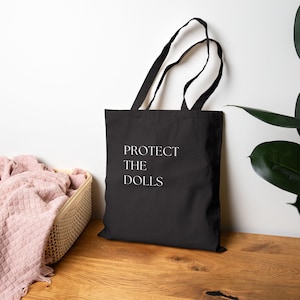 Protect The Dolls Einkaufstasche, umweltfreundliche Einkaufstasche, Geschenk für Puppenliebhaber, Canvas-Tasche für den täglichen Gebrauch, nachhaltiges Modeaccessoire