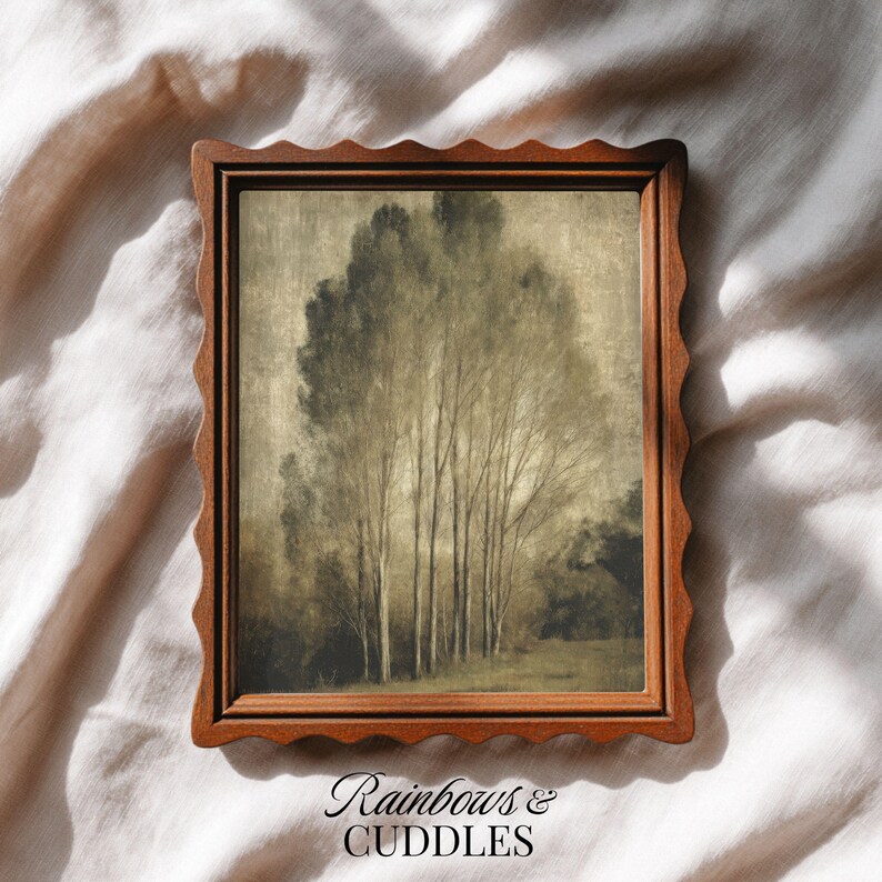Peut inclure: Une d&eacute;coration murale rectangulaire dot&eacute;e d'un cadre en bois brun fonc&eacute; &agrave; bord festonn&eacute;. L'impression repr&eacute;sente un groupe d'arbres hauts et fins dans un paysage aux tons s&eacute;pia att&eacute;nu&eacute;s. Le texte "Rainbows & CUDDLES" est imprim&eacute; en noir en bas.