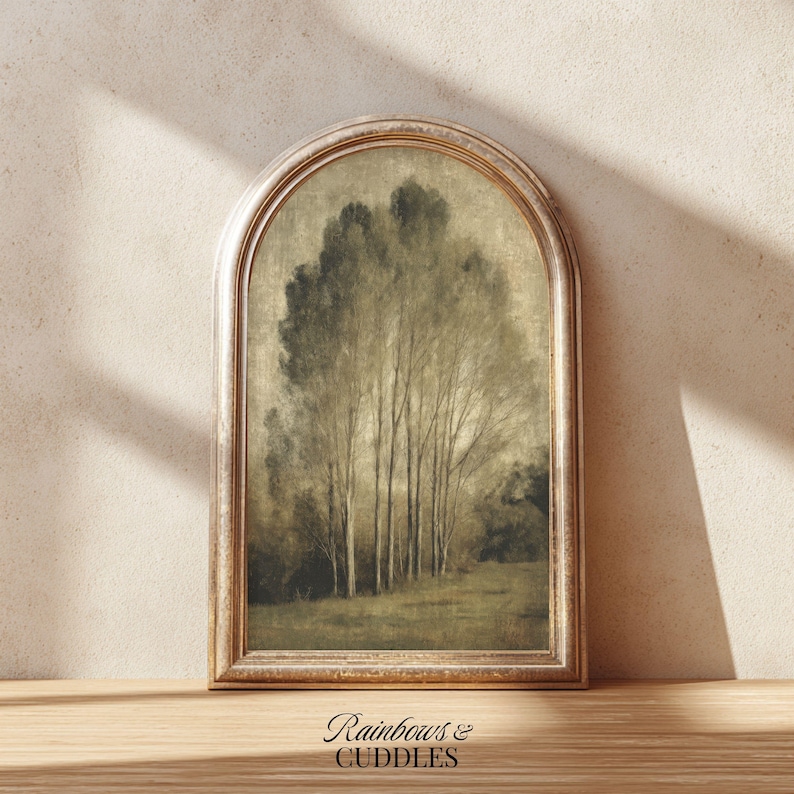 Peut inclure: Une impression d'art murale arqu&eacute;e repr&eacute;sentant un paysage aux tons s&eacute;pia et sourds avec de grands arbres &eacute;lanc&eacute;s dans un champ. L'&oelig;uvre est encadr&eacute;e dans un cadre m&eacute;tallique dor&eacute; patin&eacute; &agrave; sommet arrondi. Le texte "Rainbows & CUDDLES" est visible.