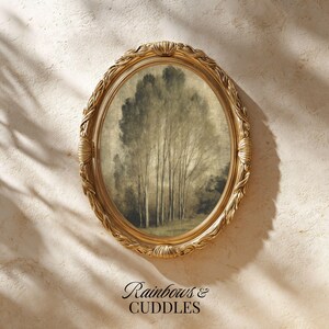 Peut inclure: Un cadre dor&eacute; de forme ovale avec des d&eacute;tails textur&eacute;s et orn&eacute;s entoure une impression de paysage aux tons s&eacute;pia et sourds repr&eacute;sentant un groupe d'arbres hauts et fins. Sous le cadre, le texte "Rainbows & CUDDLES" est imprim&eacute; en noir.