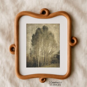 Peut inclure: Un cadre mural rectangulaire en bois clair avec des d&eacute;tails d&eacute;coratifs en forme de volutes sur le haut, le bas et les c&ocirc;t&eacute;s. Le cadre contient une impression verticale d'une for&ecirc;t avec de grands arbres fins dans des tons s&eacute;pia et gris.