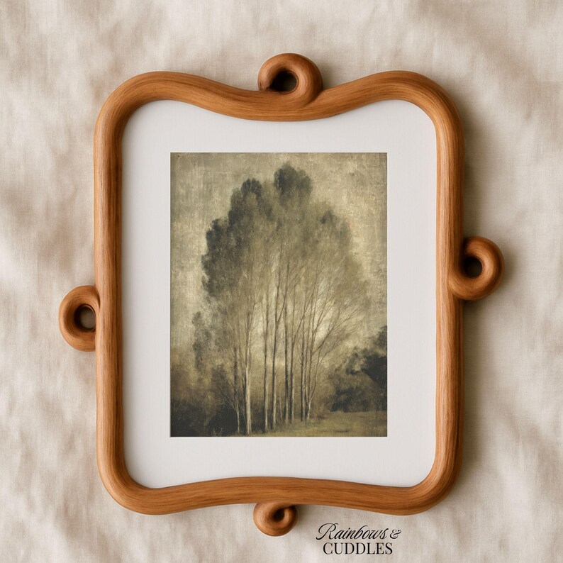Peut inclure: Un cadre mural rectangulaire en bois clair avec des d&eacute;tails d&eacute;coratifs en forme de volutes sur le haut, le bas et les c&ocirc;t&eacute;s. Le cadre contient une impression verticale d'une for&ecirc;t avec de grands arbres fins dans des tons s&eacute;pia et gris.