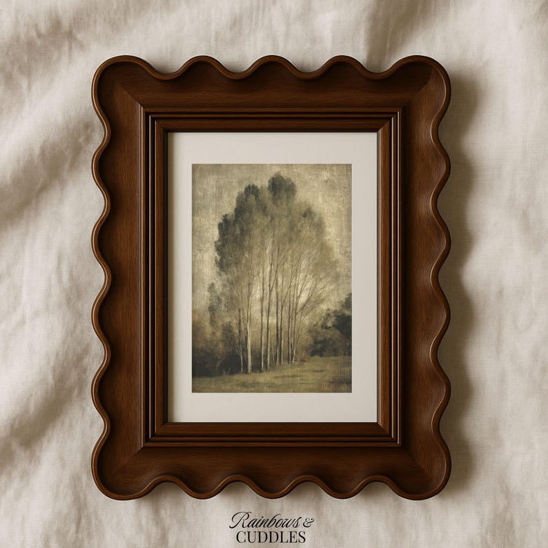 Peut inclure: Un cadre photo rectangulaire avec une finition en bois brun fonc&eacute; et un bord ondul&eacute; en forme de feston. Le cadre contient une impression de paysage montrant un groupe d'arbres hauts et fins dans des tons s&eacute;pia. Le texte Rainbows & Cuddles est visible.