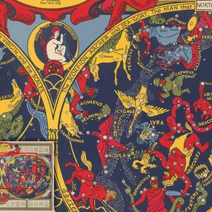 Pode incluir: Uma ilustra&ccedil;&atilde;o vintage de carta de estrelas que representa constela&ccedil;&otilde;es em um c&eacute;u azul escuro com contornos amarelos, vermelhos e verdes. As constela&ccedil;&otilde;es s&atilde;o etiquetadas com seus nomes, como Ursa Maior, Lira e P&eacute;gaso. A carta &eacute; cercada por uma borda amarela com o texto "O Escorpi&atilde;o, o Arqueiro e o Cabra Marinha, O Homem que segura a &Aacute;gua do Norte" em uma faixa amarela.