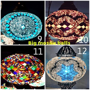Puede incluir: Cuatro l&aacute;mparas de globo de mosaico de vidrio con diferentes dise&ntilde;os de colores. Las l&aacute;mparas est&aacute;n etiquetadas con los n&uacute;meros 9, 10, 11 y 12. El texto "Big mosaic balls" est&aacute; en el centro de la imagen.