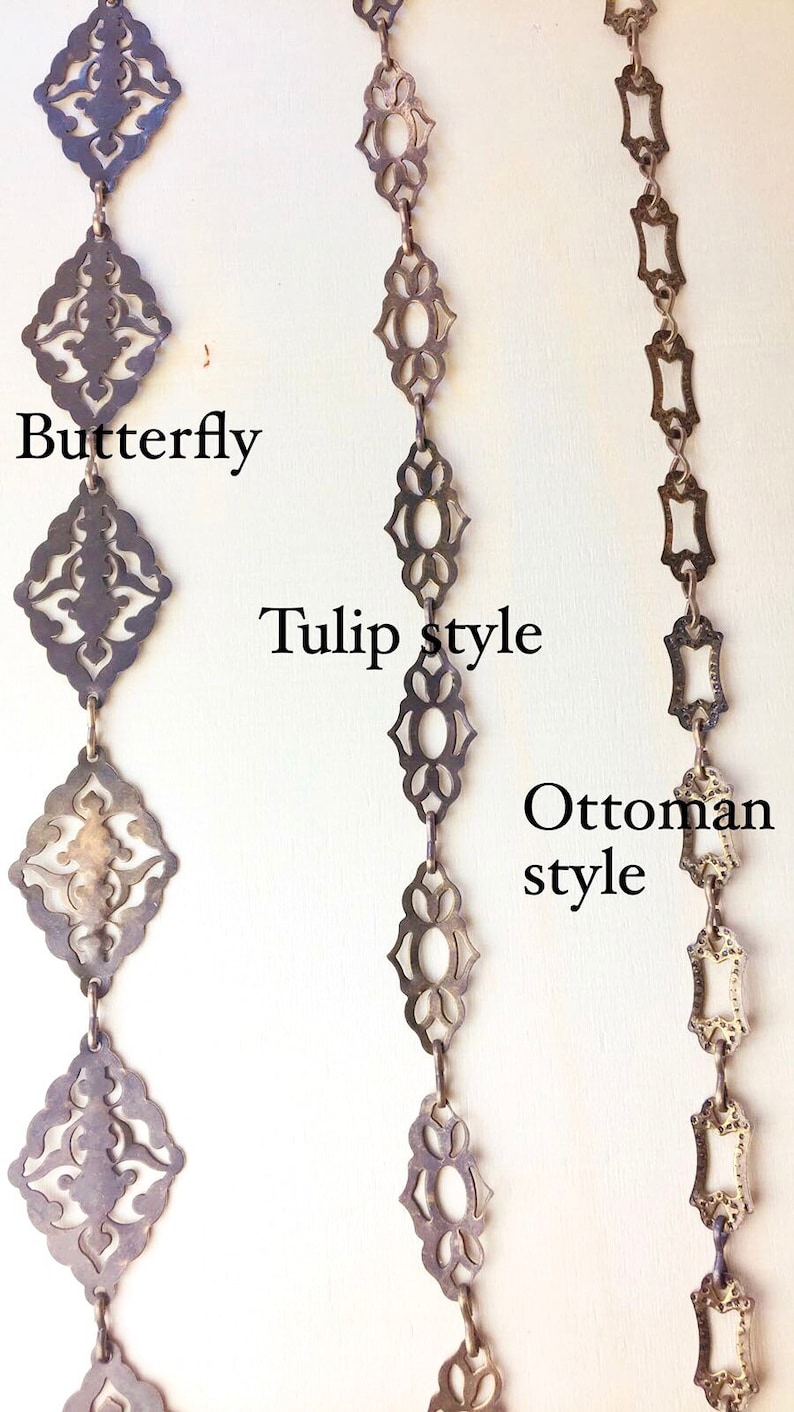 Puede incluir: Tres estilos diferentes de cadenas decorativas con intrincados dise&ntilde;os recortados. Las cadenas est&aacute;n etiquetadas como "Butterfly", "Tulip style" y "Ottoman style".