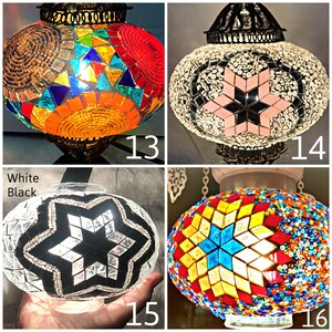 Puede incluir: Cuatro l&aacute;mparas colgantes de globo de mosaico de vidrio con diferentes patrones. La primera l&aacute;mpara tiene un patr&oacute;n geom&eacute;trico colorido, la segunda tiene un patr&oacute;n de estrella rosa y negro, la tercera tiene un patr&oacute;n de estrella negra y la cuarta tiene un patr&oacute;n de estrella azul y amarillo.