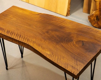 Mesa de centro de nogal macizo • Losa de borde natural con patas de horquilla • Mesa baja rústica