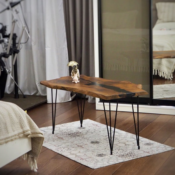 Mesa de centro de madera de nogal con borde vivo, mesa decorativa, patas de horquilla, decoración rústica del hogar, regalo de bienvenida