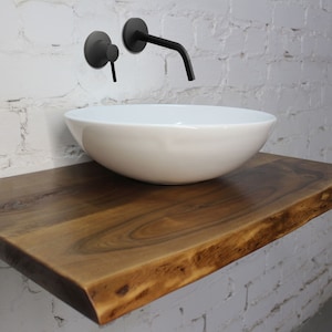 Badezimmer Eitelkeitsregal, Holzarbeitsplatte, Badezimmerdekor, Regal aus massivem Nussbaum, schwebender Schrank mit lebendiger Kante, handgefertigte Kunst, neues Wohngeschenk