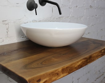 Estante de tocador de baño, encimera de madera, decoración de baño, estante de nogal macizo, gabinete flotante de borde vivo, arte hecho a mano, regalo para un nuevo hogar