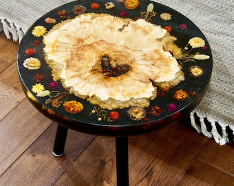 Handgefertigter runder Epoxidharz-Couchtisch, Beistelltisch mit gepressten Blumen, Tisch mit getrockneten Blumen, individueller Couchtisch, Wohnzimmerdekor