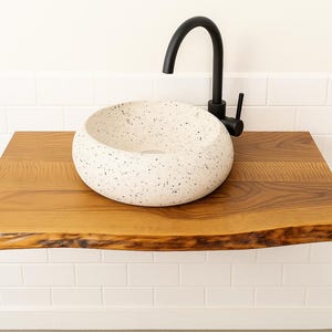 Houten badkamerplank, zwevende plank met levende rand walnoot, rustiek aanrecht, boerderijijdelheid, badkameropslag, housewarmingcadeau