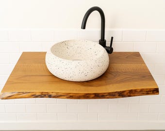Badezimmerregal aus Holz, schwebendes Live Edge Walnussregal, rustikale Arbeitsplatte, Bauernhaus Eitelkeit, Badezimmeraufbewahrung, Einweihungsgeschenk