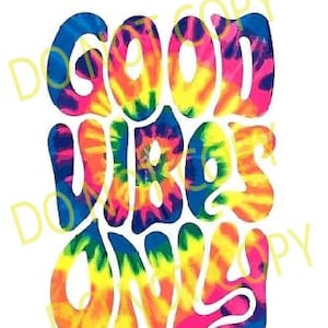 Puede incluir: Good Vibes Only escrito en una fuente de tie-dye colorida. Las letras son amarillas, naranjas, rosas, azules y verdes.