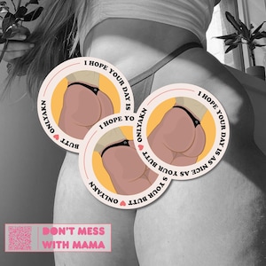 Puede incluir: Imagen en blanco y negro con tres pegatinas redondas con una ilustración de dibujos animados de un trasero en tanga. Las pegatinas tienen el texto "I hope your day is as nice as your butt" y "Don't mess with mama."