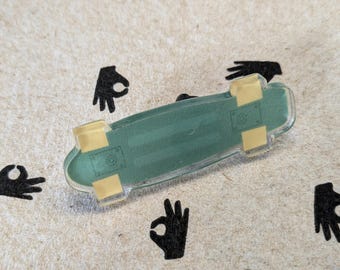 Spilla smaltata per skateboard di ispirazione vintage | Regalo perfetto per gli amanti dello skate