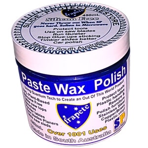Könnte beinhalten: Ein blaues und weißes Glas Frapete Paste Wax Polish. Das Glas ist mit dem Produktnamen, der Marke und Gebrauchsanweisungen versehen. Das Glas hat ein Fassungsvermögen von 450 ml und wird in Südaustralien hergestellt. Das Glas ist mit "Über 1001 Anwendungen" beschriftet.