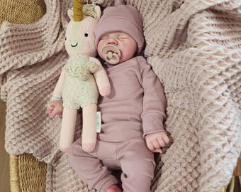 Biologische geribbelde babyset: pyjama, tulband, muts, strikopties