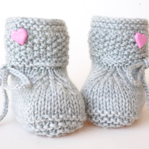 Babyschuhe gestrickt hellgrau rosa Strickschuhe Herz Knopf Geschenk Muster uni Finkli Baby