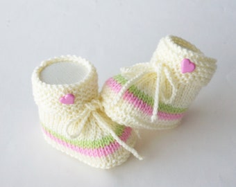 Babyschuhe gestrickt Strickschuhe Baby Herz creme rosa Geschenk Geburt Finkli