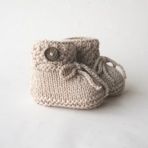 Babyschuhe gestrickt Alpaka Wolle Strickschuhe Baby naturfarben Naturgarn sand Handarbeit handgestrickt Geschenk Geburt Wolle Bild 3