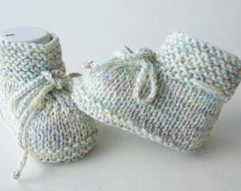 Scarpine da neonato, scarpine in lana merino lavorate a maglia, neonato 0-3 mesi, regalo per la nascita, lavorate a mano, tinta unita pastello, lana morbida, filato naturale, lavorate a maglia, regalo per il battesimo