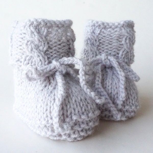 Babyschuhe gestrickt Strickschuhe Zopfmuster Geschenk Geburt grau pastell hellgrau Tracht Trachtenschuhe Baby Finkli