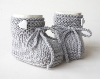 Babyschuhe gestrickt 0-3 Monate Herz Strickschuhe grau weiß Baby neutral uni Geschenk Geburt Finkli