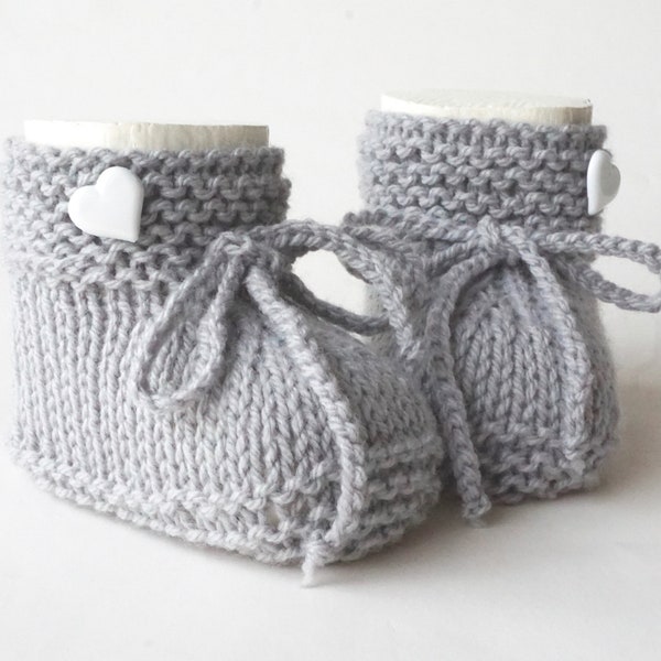 Babyschuhe gestrickt 0-3 Monate Herz Strickschuhe grau weiß Baby neutral uni Geschenk Geburt Finkli