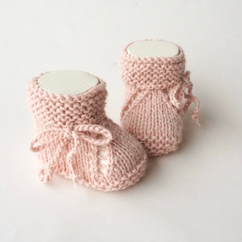 Babyschuhe gestrickt Alpaka Wolle Strickschuhe Baby naturfarben Naturgarn Handarbeit handgestrickt Geschenk Geburt Wolle Bild 1