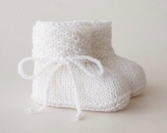 Babyschuhe gestrickt Taufschuhe Strickschuhe Taufe weiß uni neutral Geschenk Geburt Hochzeit Feier Muster