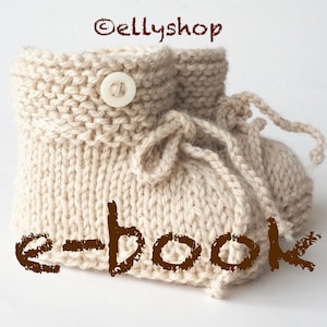 Könnte beinhalten: Ein Paar gestrickte Babyschuhe in Cremefarbe mit einem Knopf und einer Schleife. Die Schuhe liegen auf einer weißen Oberfläche mit dem Text "e-book" in Braun.