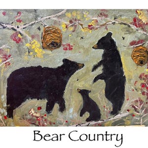 Könnte beinhalten: Ein Acrylgemälde mit dem Titel "Bear Country" zeigt eine Familie von Schwarzbären in einer Waldlandschaft. Zwei Bienenkörbe hängen an Ästen mit roten und gelben Blättern. Die Bären umfassen einen stehenden Erwachsenen, einen gehenden Erwachsenen und ein Jungtier.