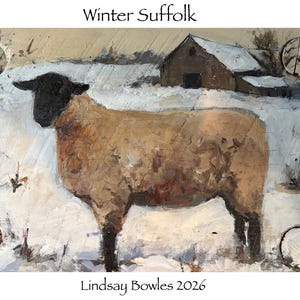 Może przedstawiać: Prostokątny obraz zatytułowany Winter Suffolk autorstwa Lindsay Bowles 2026, przedstawiający jasnobrązową owcę z czarną głową i nogami na zaśnieżonym polu z brązową stodołą w tle. Obraz posiada cztery okrągłe otwory w rogach.