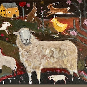 Könnte beinhalten: Acrylbild einer skurrilen Bauernhofszene. Ein großes Schaf steht im Mittelpunkt, umgeben von kleineren Schafen, einem gelben Küken und Kaninchen. Ein kleines gelbes Haus und ein Hund sind ebenfalls zu sehen. Das Kunstwerk hat einen dunklen Hintergrund mit rosa floralen Akzenten.