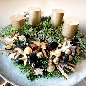 Gold and black Advent wreaths | Christmas wreaths | Festive Christmas table decorations | Advent arrangements with candles | Christmas door wreaths |