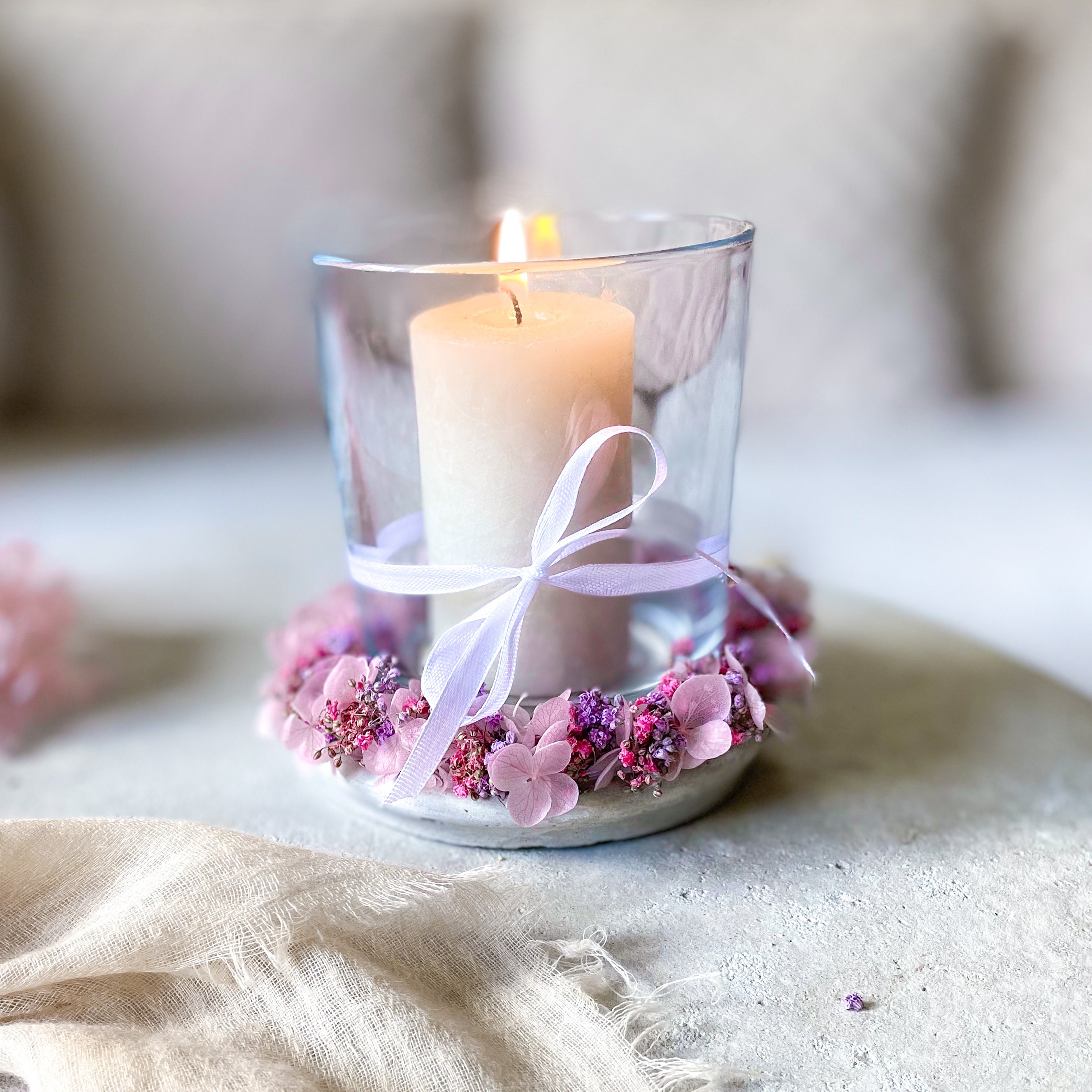 Windlicht Glas mit Trockenblumenkranz auf Kerzenteller | Trockenblumen Deko - Tischdeko Hochzeit | Geschenk zum Muttertag