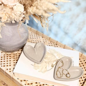 Handgefertigte Herz-Schale aus Designbeton (ca. 10,5 × 9,4 × 1,7 cm) – ideal zum Schmuck aufbewahren oder als stilvolle Schlafzimmer Deko. Die dekorative Betonschale eignet sich auch wunderbar als Geschenkidee für die beste Freundin und für Ringe, Ketten oder kleine Lieblingsstücke.