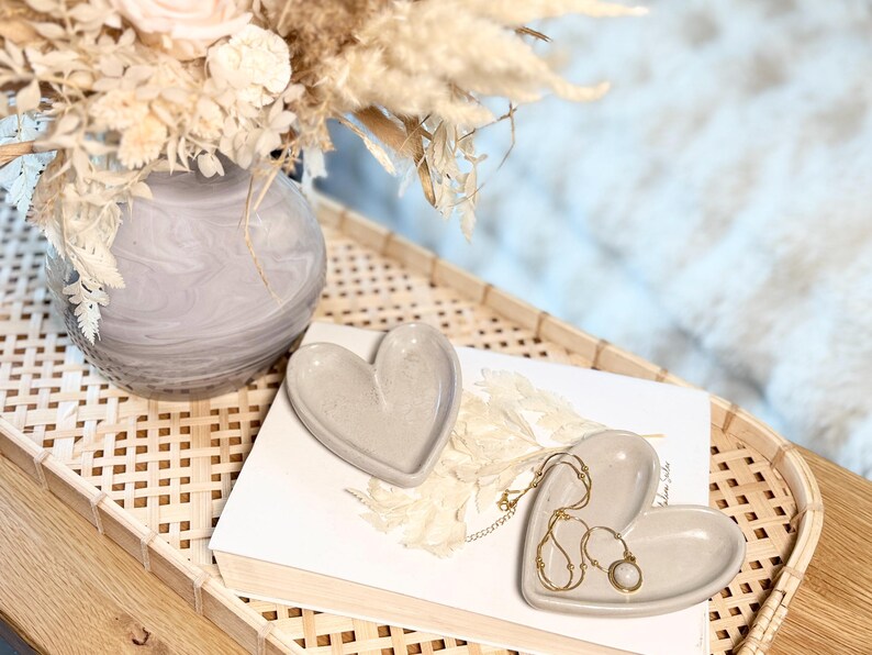 Handgefertigte Herz-Schale aus Designbeton (ca. 10,5 × 9,4 × 1,7 cm) – ideal zum Schmuck aufbewahren oder als stilvolle Schlafzimmer Deko. Die dekorative Betonschale eignet sich auch wunderbar als Geschenkidee für die beste Freundin und für Ringe, Ketten oder kleine Lieblingsstücke.