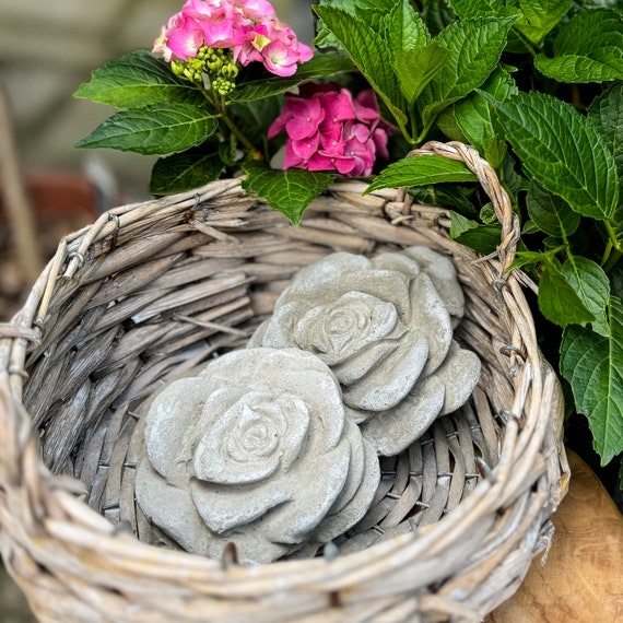 Rosen Blüte aus Beton | Deko Garten - Shabby Chic | Garten Geschenkideen  | Blumen Dekoration für die Fensterbank | Grabschmuck frostsicher